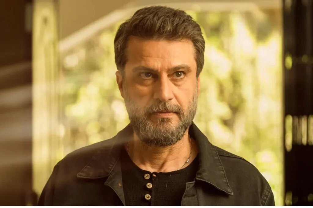 گریه شدید آقای بازیگر بر مزار همسرش | سکانسی از این سریال را بینید