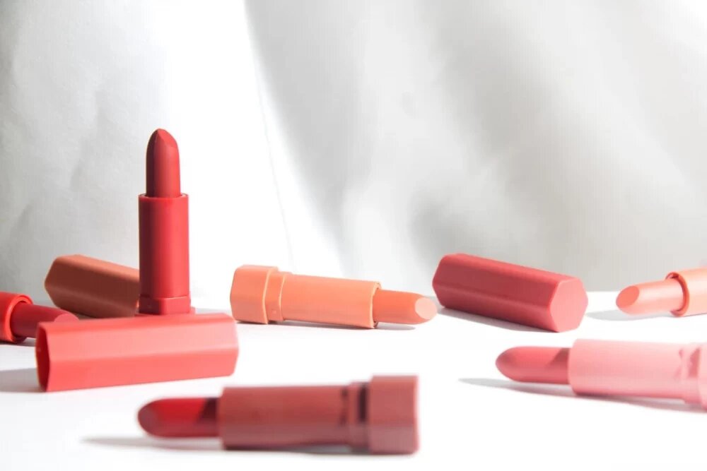 علت تلخی رژلب چیست؟