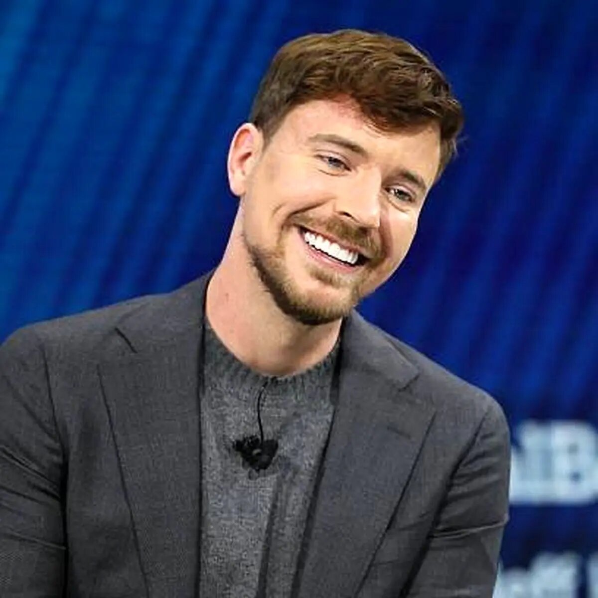 ۱۰۰۰۰۰۰۰۰۰ نفر در جهان ویدیوهای این مرد را نگاه میکنند! +عکس