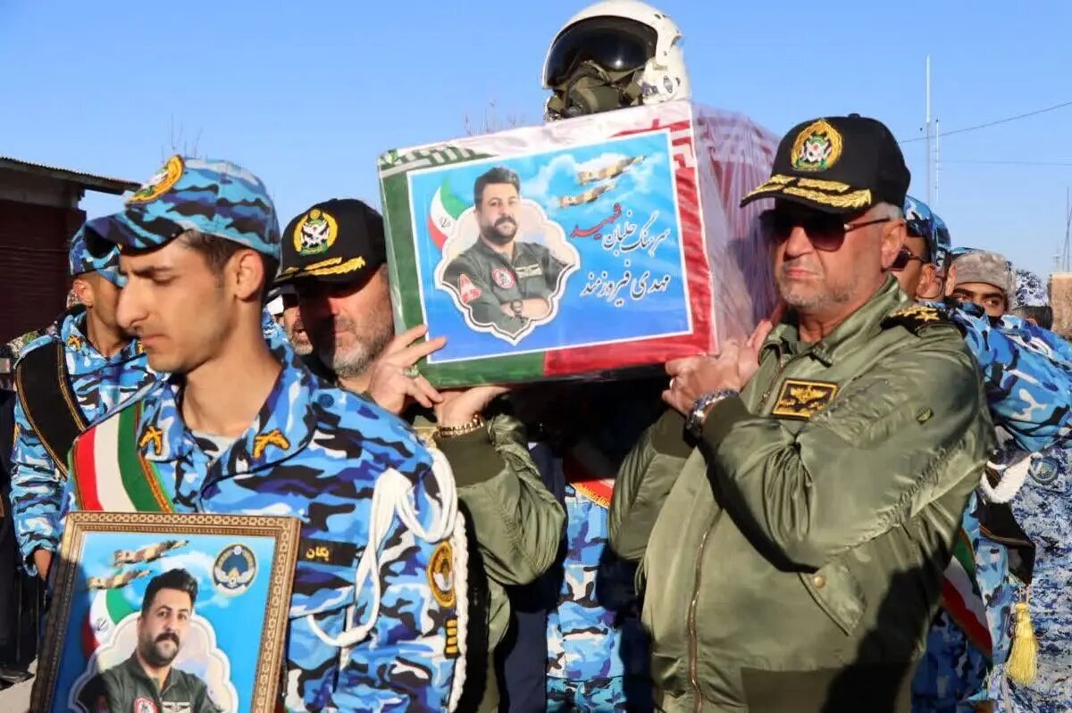 برگزاری مراسم تشییع پیکر شهید خلبان فیروزمند در پایگاه هوایی نوژه/ اشکال فنی، عامل بروز سانحه بود