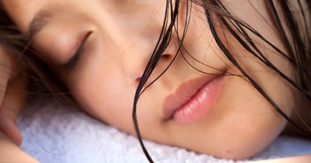 به این ۵ دلیل، شبها با موهای خیس نخوابید