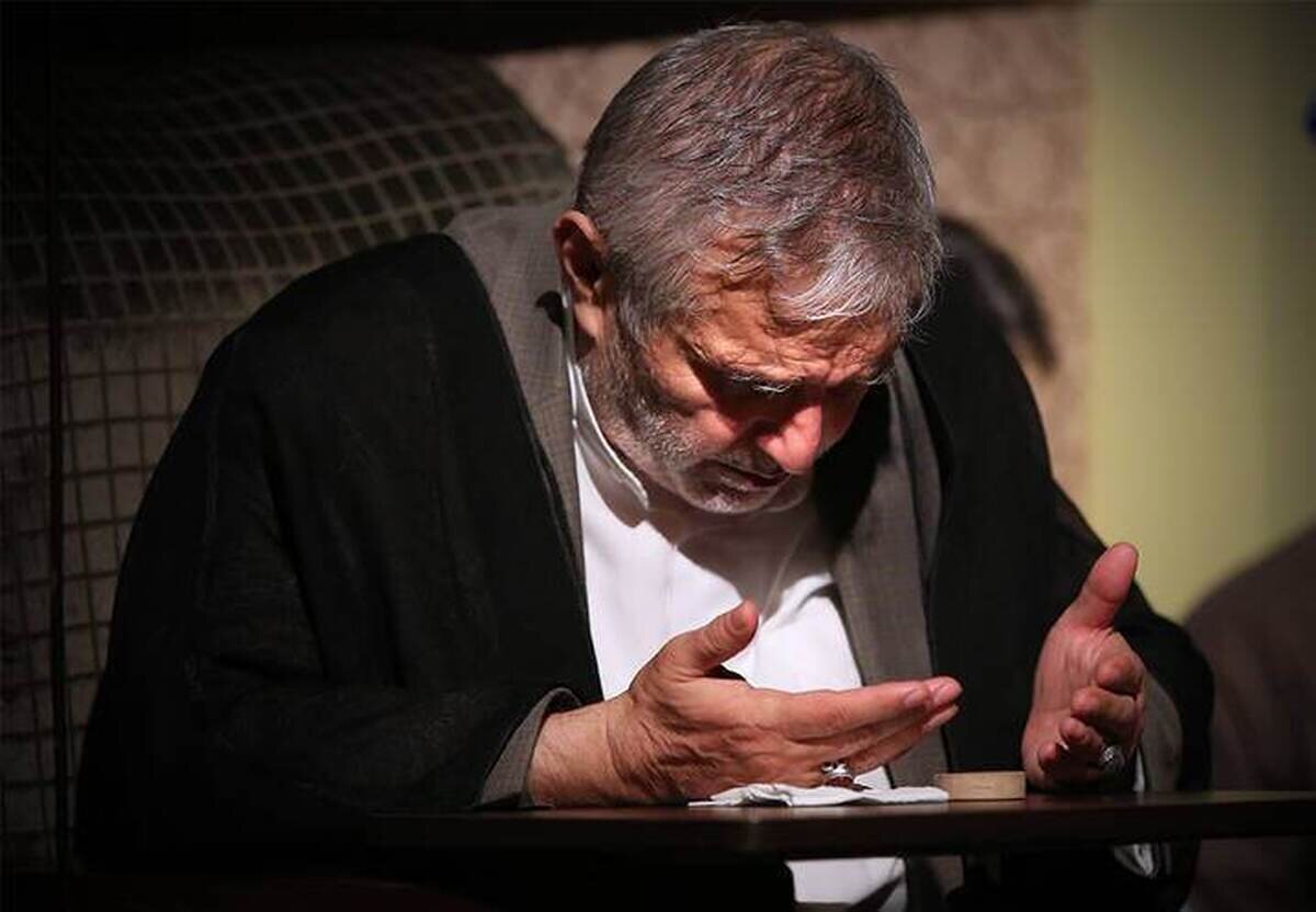 مناجات خوانی حاج منصور ارضی؛ «خاک پای بوتراب؛ وقتی درِ میخانه خدا با یا علی باز میشود» + فیلم و متن شعر