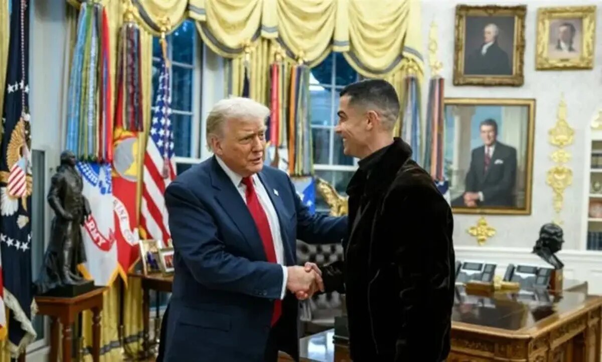 رونالدو و ترامپ در حال بازی فوتبال در دفتر بیضی شکل کاخ سفید!