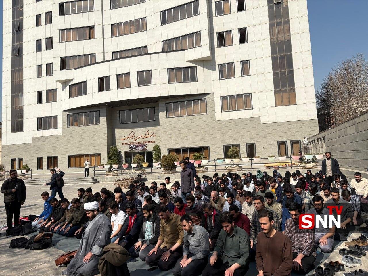 اقامه نماز دانشجویان دانشگاه تهران پس از برگزاری مراسم عزاداری + عکس