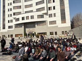 اقامه نماز دانشجویان دانشگاه تهران پس از برگزاری مراسم عزاداری + عکس