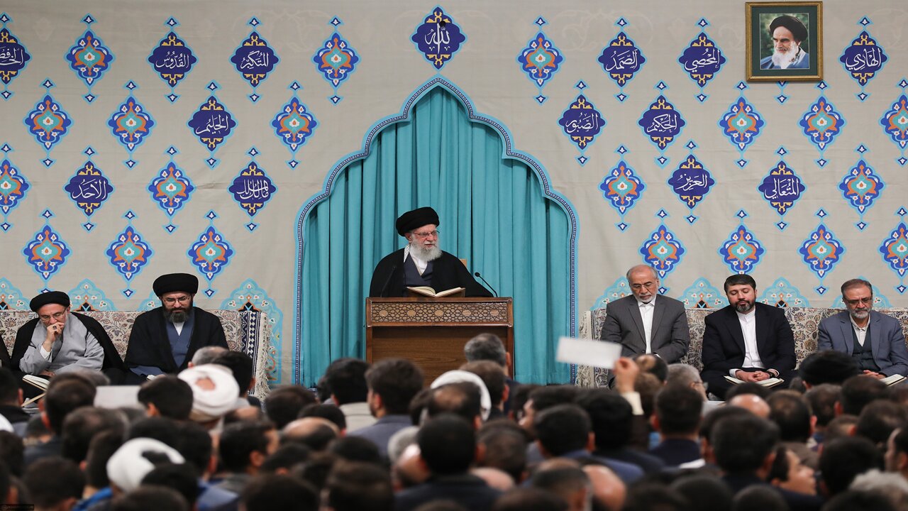ایستاده با قرآن