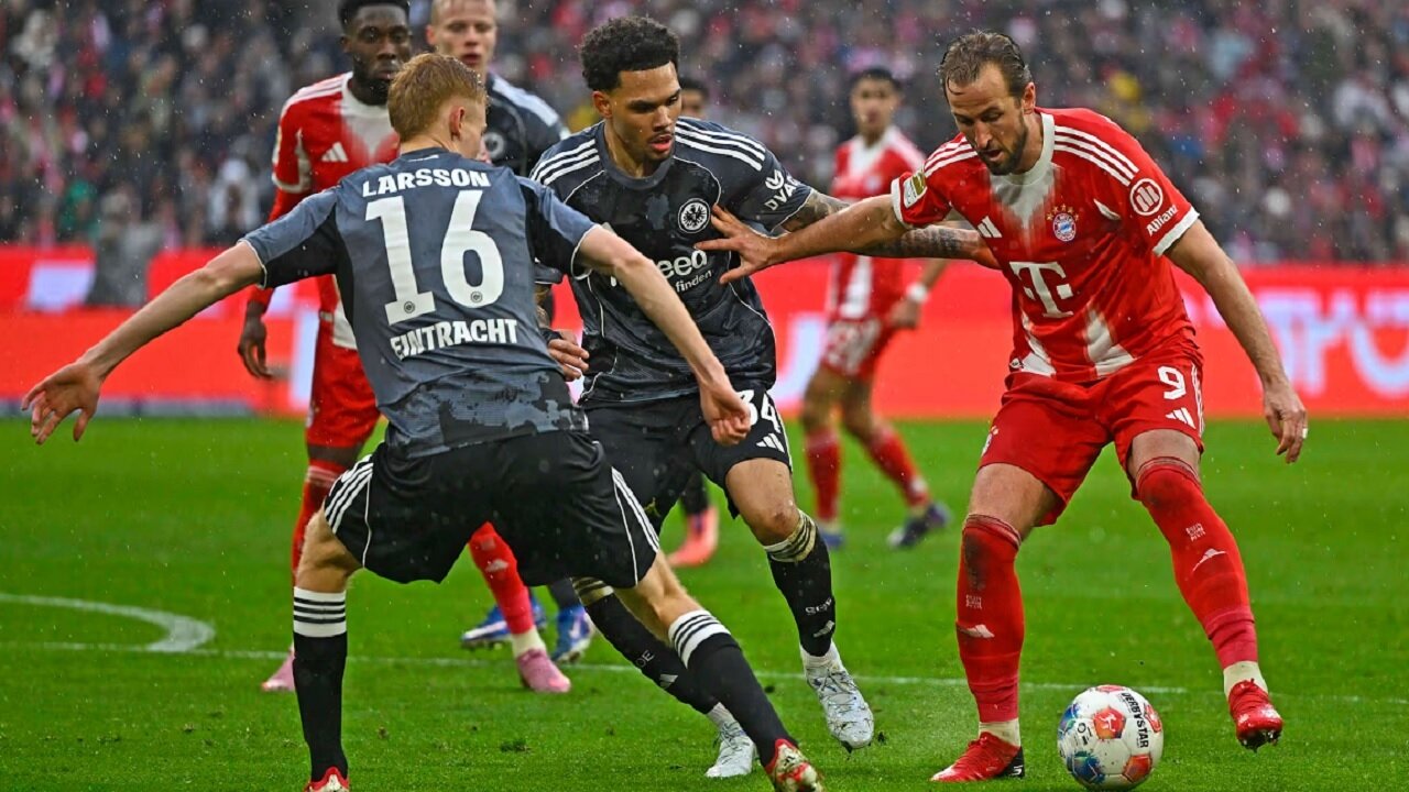 بایرن مونیخ ۳ - ۲ آینتراخت فرانکفورت/ پیشتازی باواریایی‌ها به سوی قهرمانی