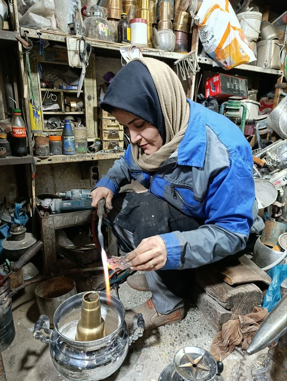 تنها بانوی تعمیرکار بازار اسفراین که خاطره سماورهای نفتی را زنده می‌ کند + فیلم