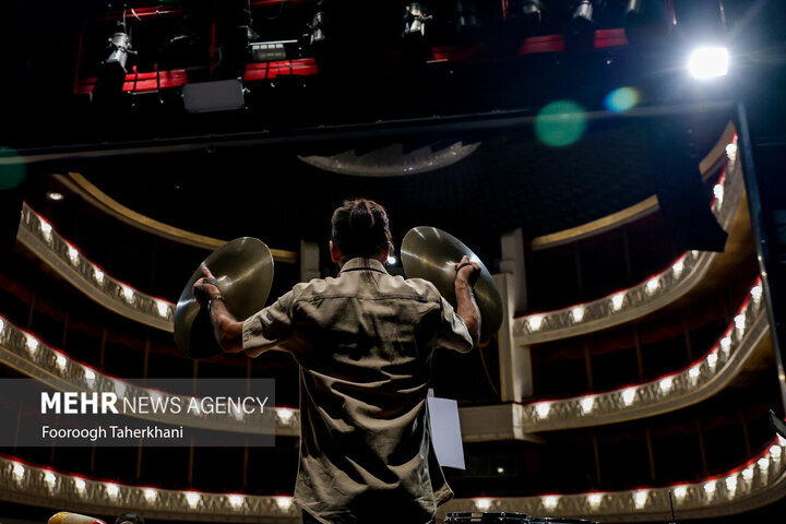 برگزاری کنسرت، عادیسازی نیست/ هنرمند با ساز و آوازش انتقاد کند