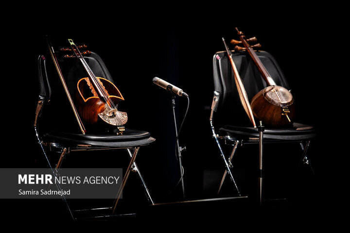 برگزاری کنسرت، عادیسازی نیست/ هنرمند با ساز و آوازش انتقاد کند