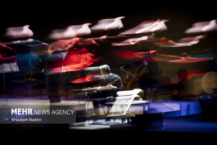 برگزاری کنسرت، عادیسازی نیست/ هنرمند با ساز و آوازش انتقاد کند