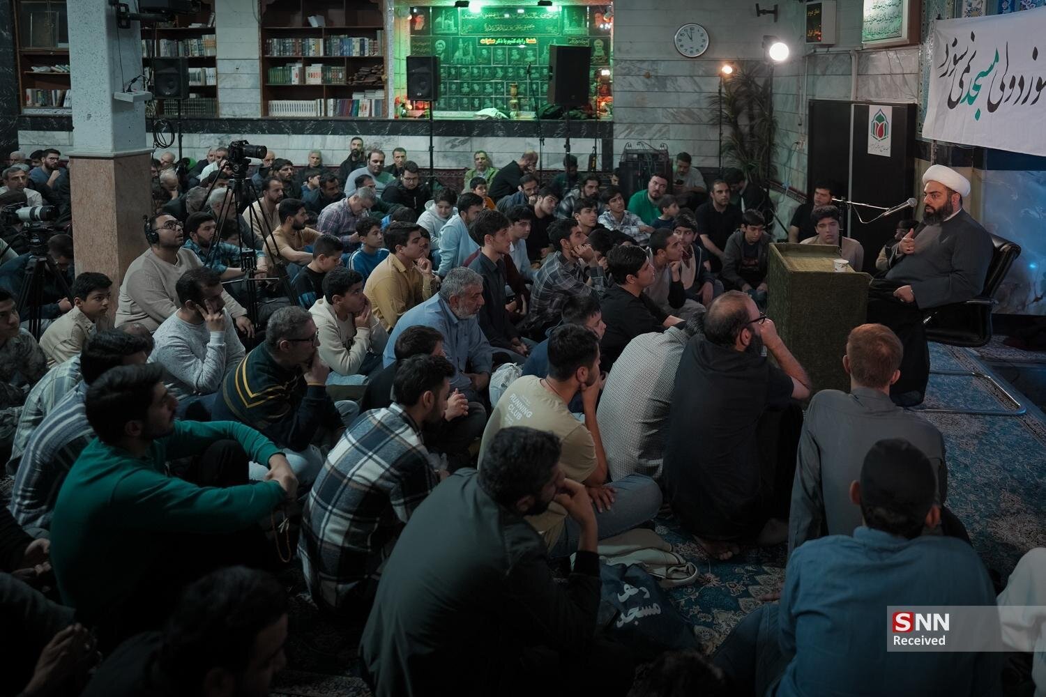 شب سوم مراسم مناجات خوانی بنیفاطمه با یاد شهید رئیسی / «مسجد به مسجد» با استقبال دهه هشتادی ها به شب چهارم رسید + فیلم و عکس
