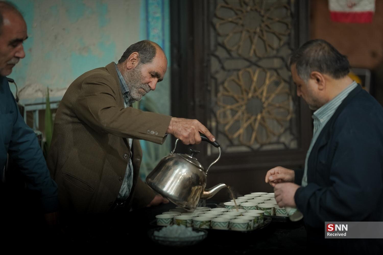 شب سوم مراسم مناجات خوانی بنیفاطمه با یاد شهید رئیسی / «مسجد به مسجد» با استقبال دهه هشتادی ها به شب چهارم رسید + فیلم و عکس