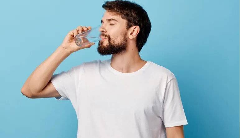 حتی اگر تشنه نیستید، این ۶ علامت می‌گوید بدن‌تان آب می‌خواهد!