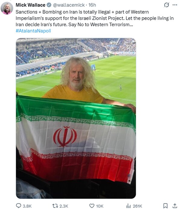 سیاستمدار ایرلندی پرچم ایران را بالا برد