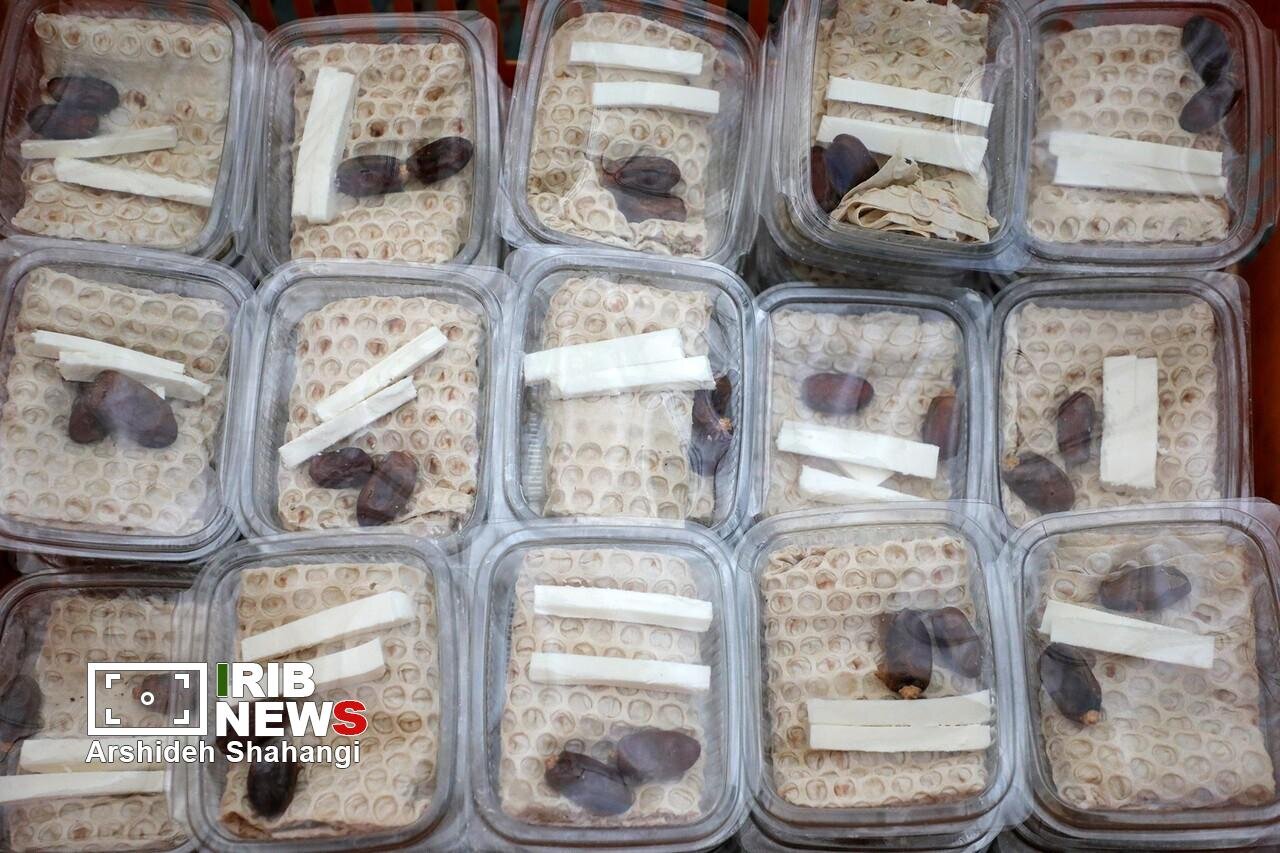 افطاری ساده در مسجد شهید بهشتی