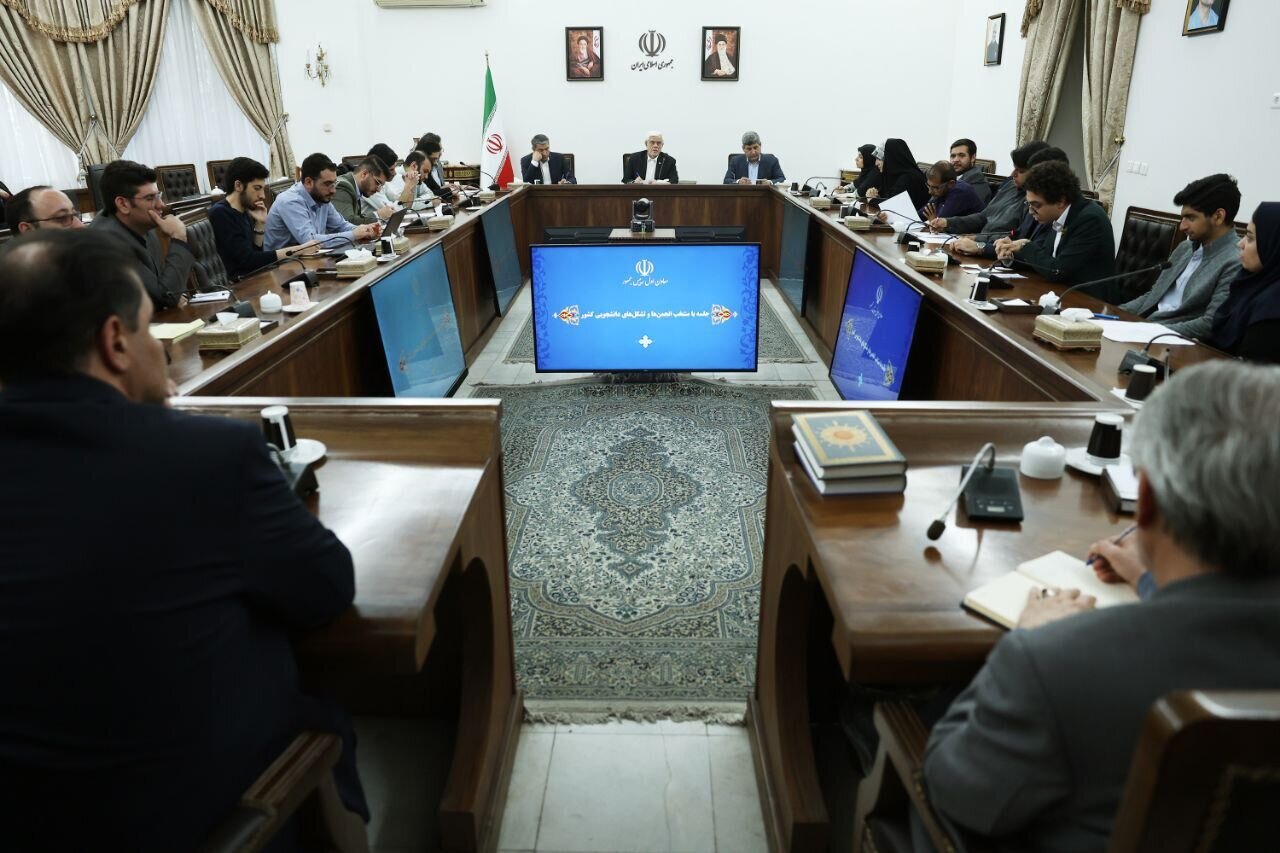 عارف: ارزش پرخاش یک دانشجو برای من بیشتر از تکریم افراد است