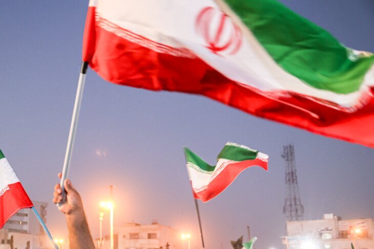 سجده دانشجوی دانشگاه الزهرا به پرچم مقدس ایران