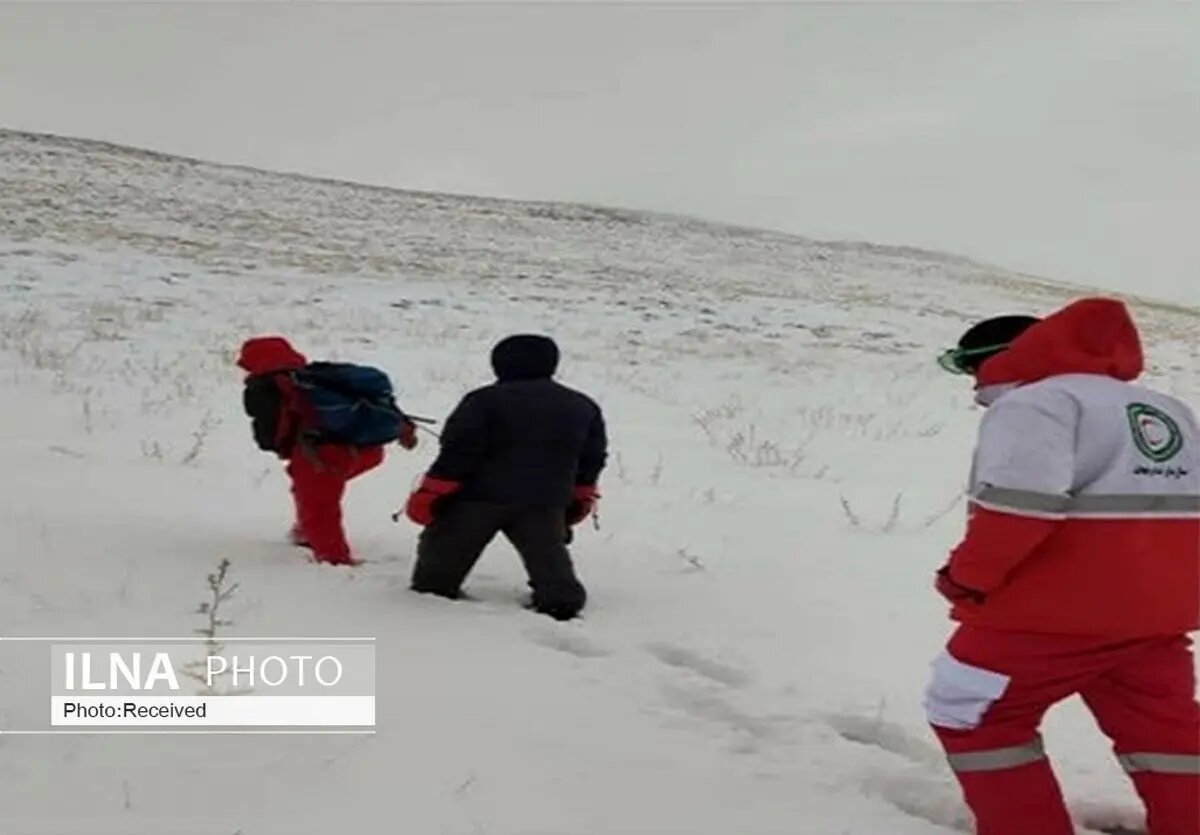 ادامه تلاشها برای یافتن پیکر کوهنوردان زیر ۱۰ متر برف + فیلم