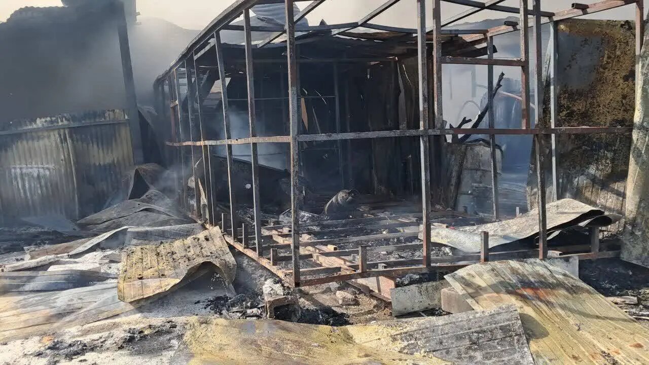 آتشسوزی گسترده یک گاراژ در بزرگراه آزادگان