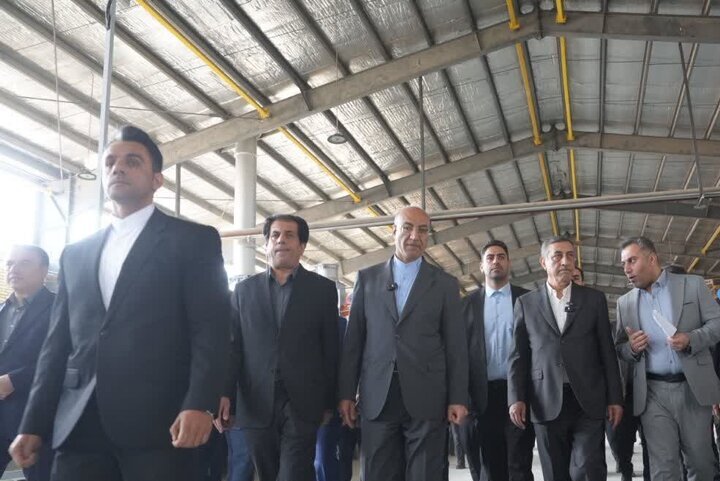 بازدید معاون اجرایی رئیس‌جمهور از کارخانه کاشی و سرامیک در کرمانشاه