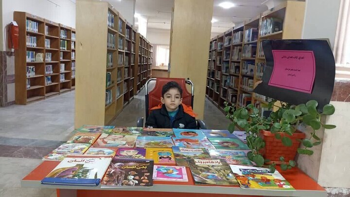 حسنی خونسار: برنامههای ترویج کتابخوانی در کردستان میشود