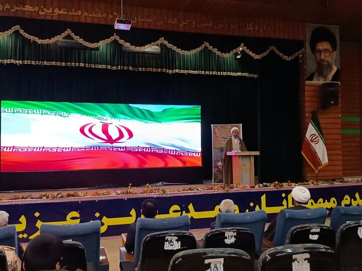 امام جمعه ایلام: اجازه ندهیم ذهن جوان به تصرف دشمن درآید