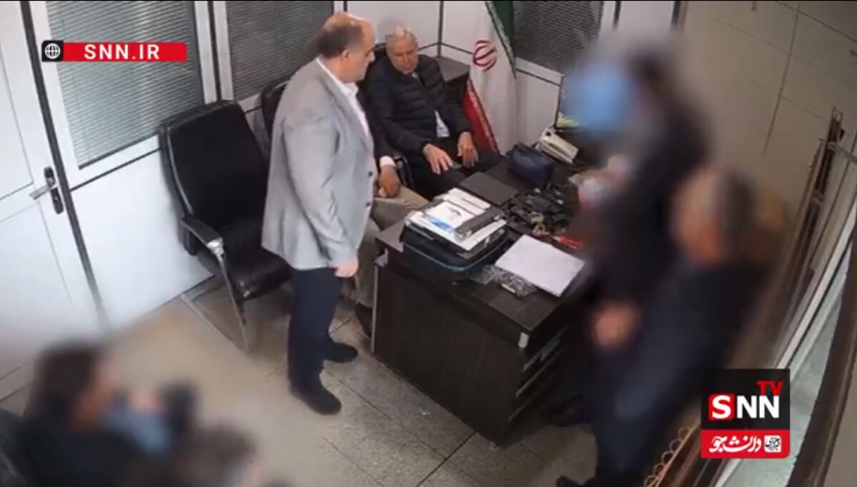 کشف تلفن ماهوارهای از چمدان دیپلمات اروپایی + فیلم