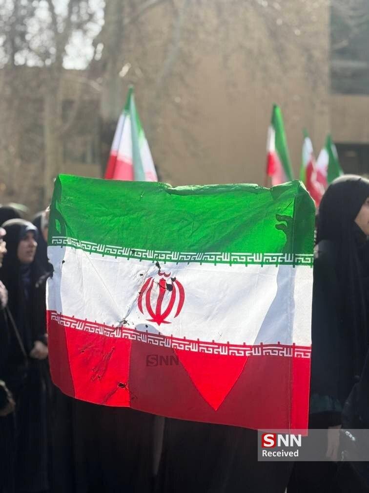 خشونت دانشجونما‌ها در فضای دانشگاه ادامه دارد / اهانت برخی دانشجو نماها به پرچم ایران + فیلم و عکس
