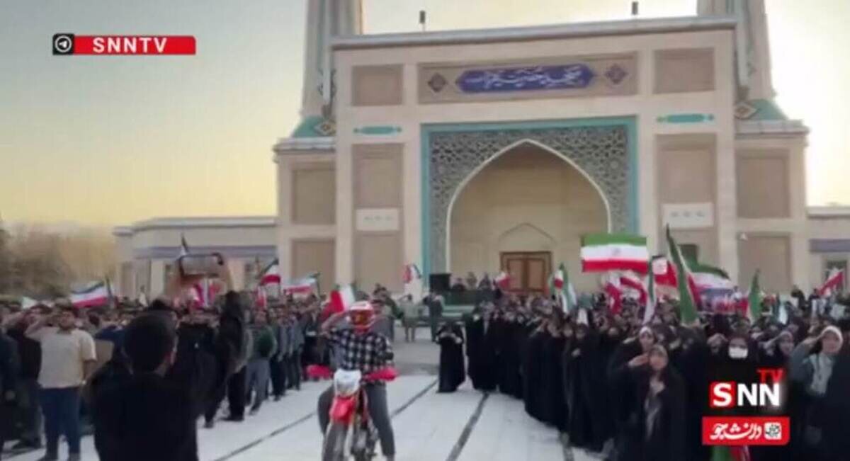 خواندن سرود ملی ایران توسط دانشجویان دانشگاه فردوسی مشهد همراه با سلام نظامی + فیلم