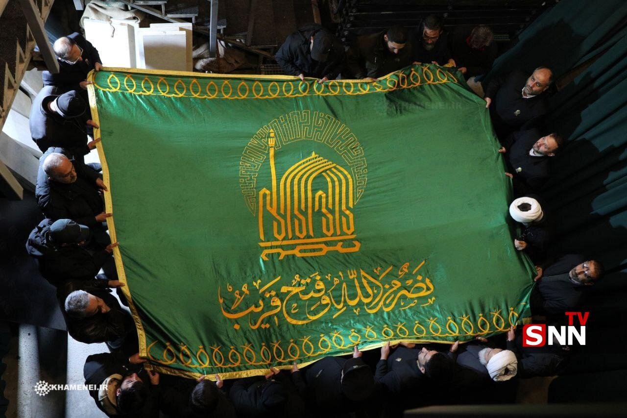 محل دفن پیکر مطهر سیدالشهدای جبهه مقاومت متبرک به پرچم حرم مطهر حضرت رضا علیه‌السلام + عکس