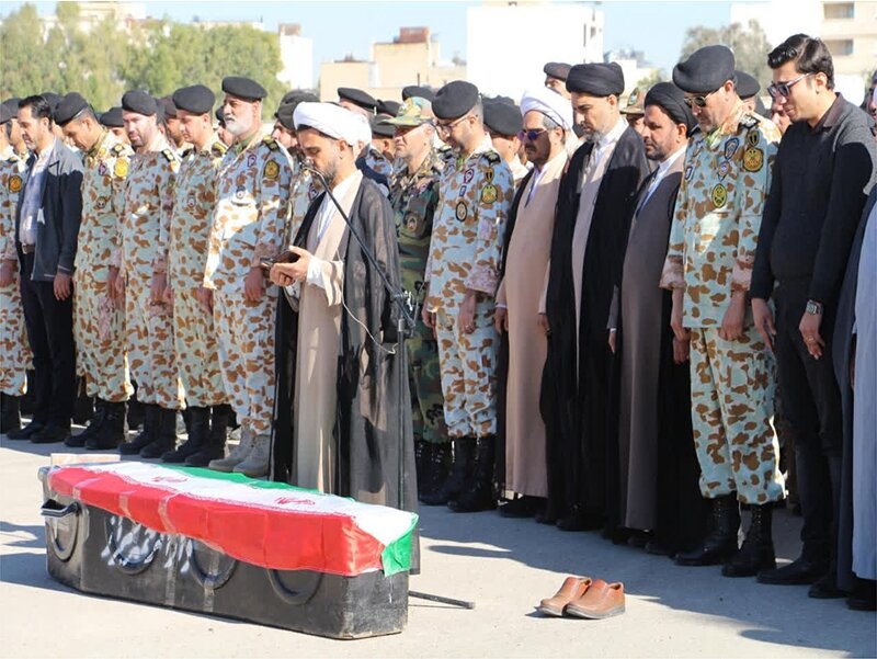 سرباز مکتب و میدان آسمانی شد/تشییع افسر فرهنگی و جانباز دفاع مقدس در شیراز