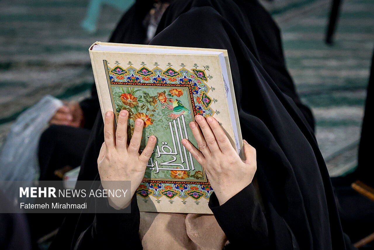 جزء خوانی قرآن کریم در حرم مطهر حضرت عبدالعظیم حسنی(ع)