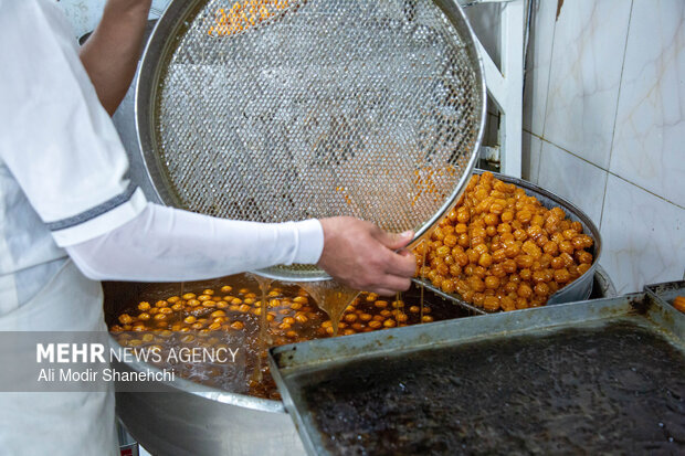 زولبیا و بامیه؛ ضیافت شیرین رمضان در مشهد