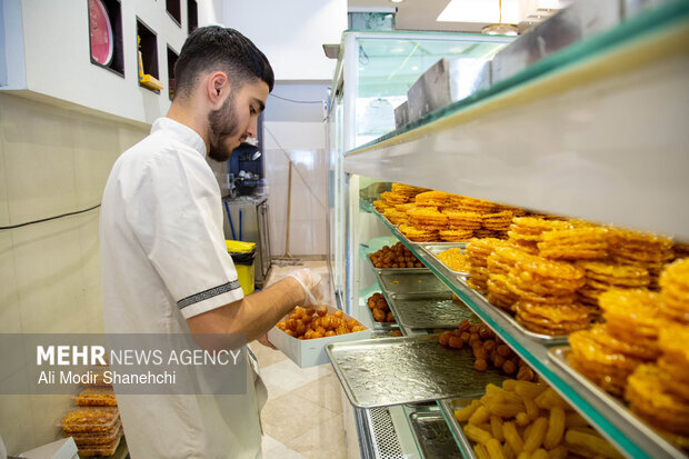 زولبیا و بامیه؛ ضیافت شیرین رمضان در مشهد