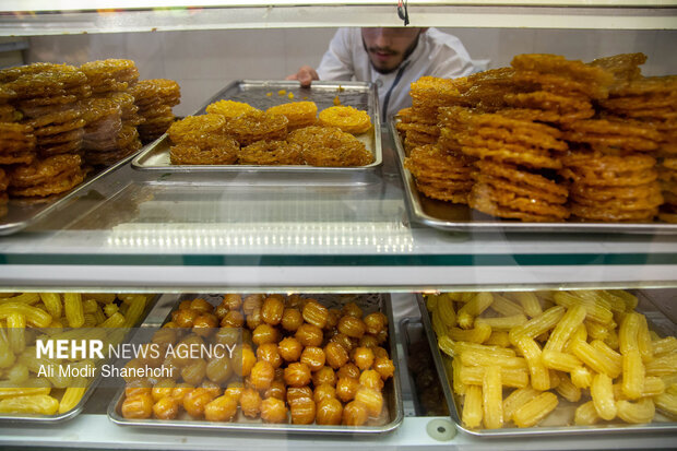 زولبیا و بامیه؛ ضیافت شیرین رمضان در مشهد
