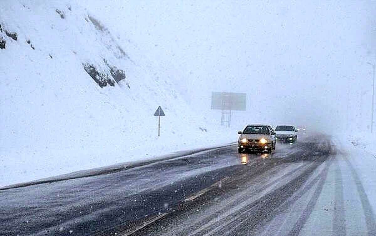 بارش باران و برف در جاده‌های ۳ استان | این محورها مسدود شده‌اند