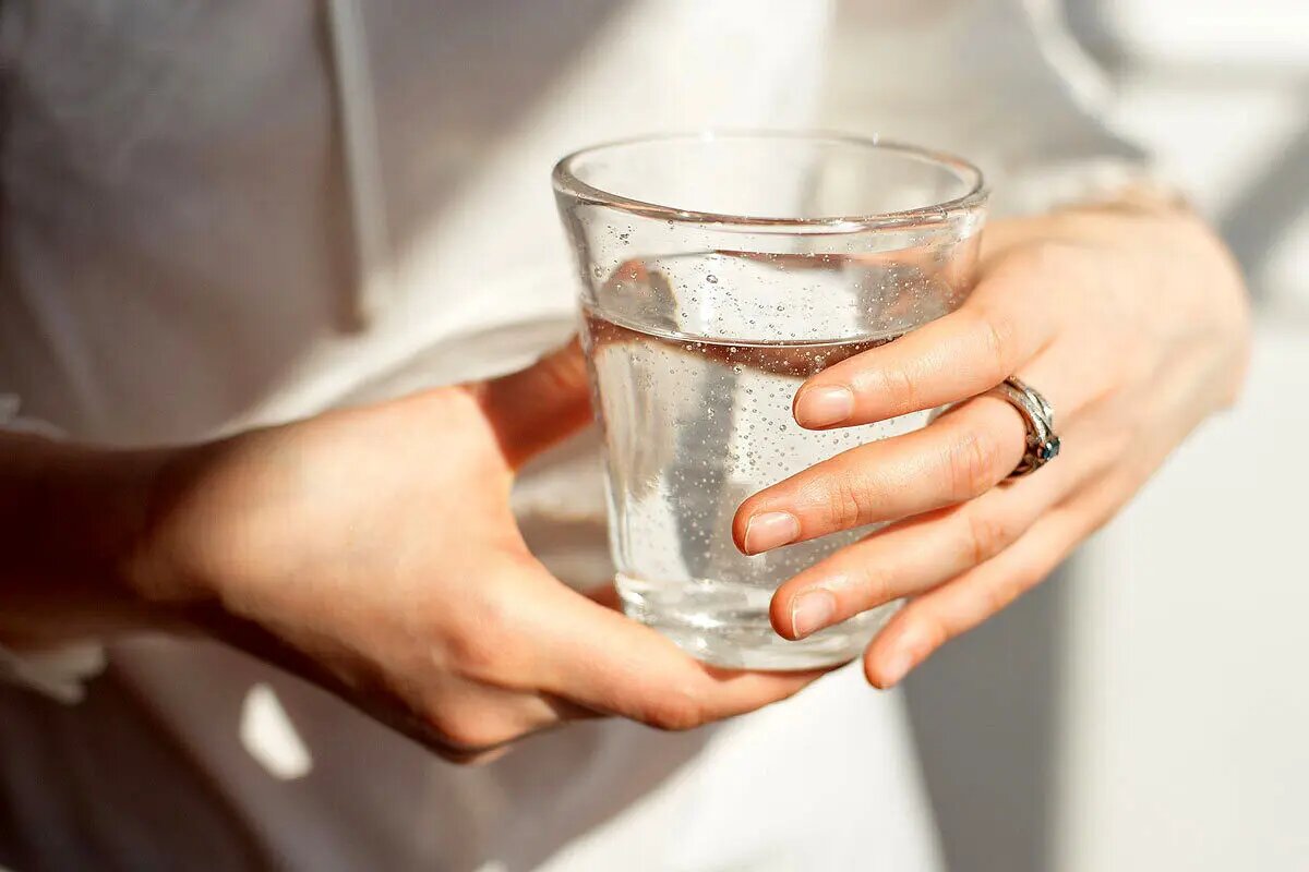 این ۶ علامت میگوید بدنتان آب میخواهد، حتی اگر تشنه نیستید