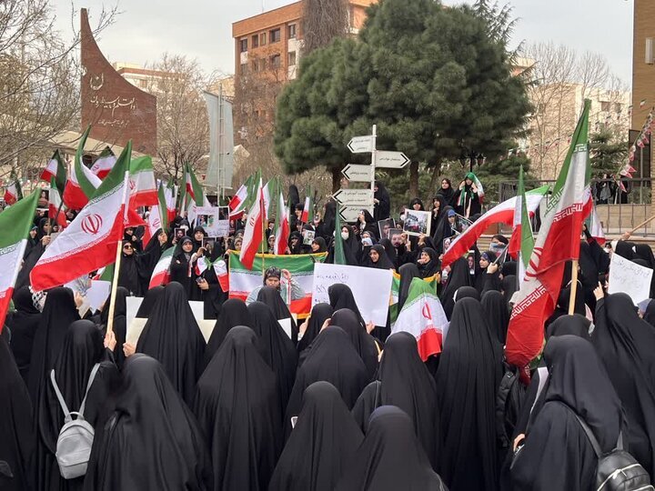 دانشگاهیان الزهرا (س) در حمایت از پرچم جمهوری اسلامی تجمع کردند