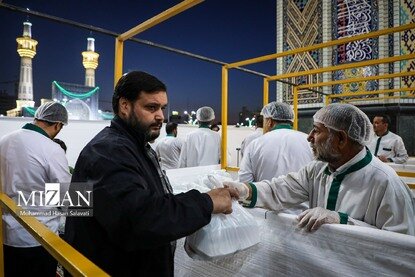 افطار در حرم مطهر رضوی