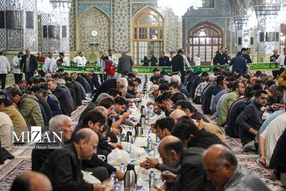 افطار در حرم مطهر رضوی