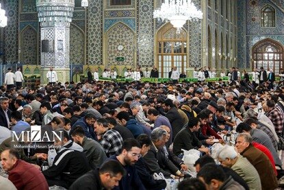 افطار در حرم مطهر رضوی