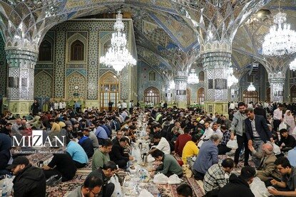 افطار در حرم مطهر رضوی