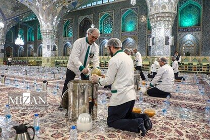 افطار در حرم مطهر رضوی