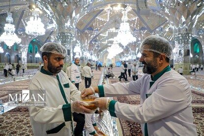 افطار در حرم مطهر رضوی