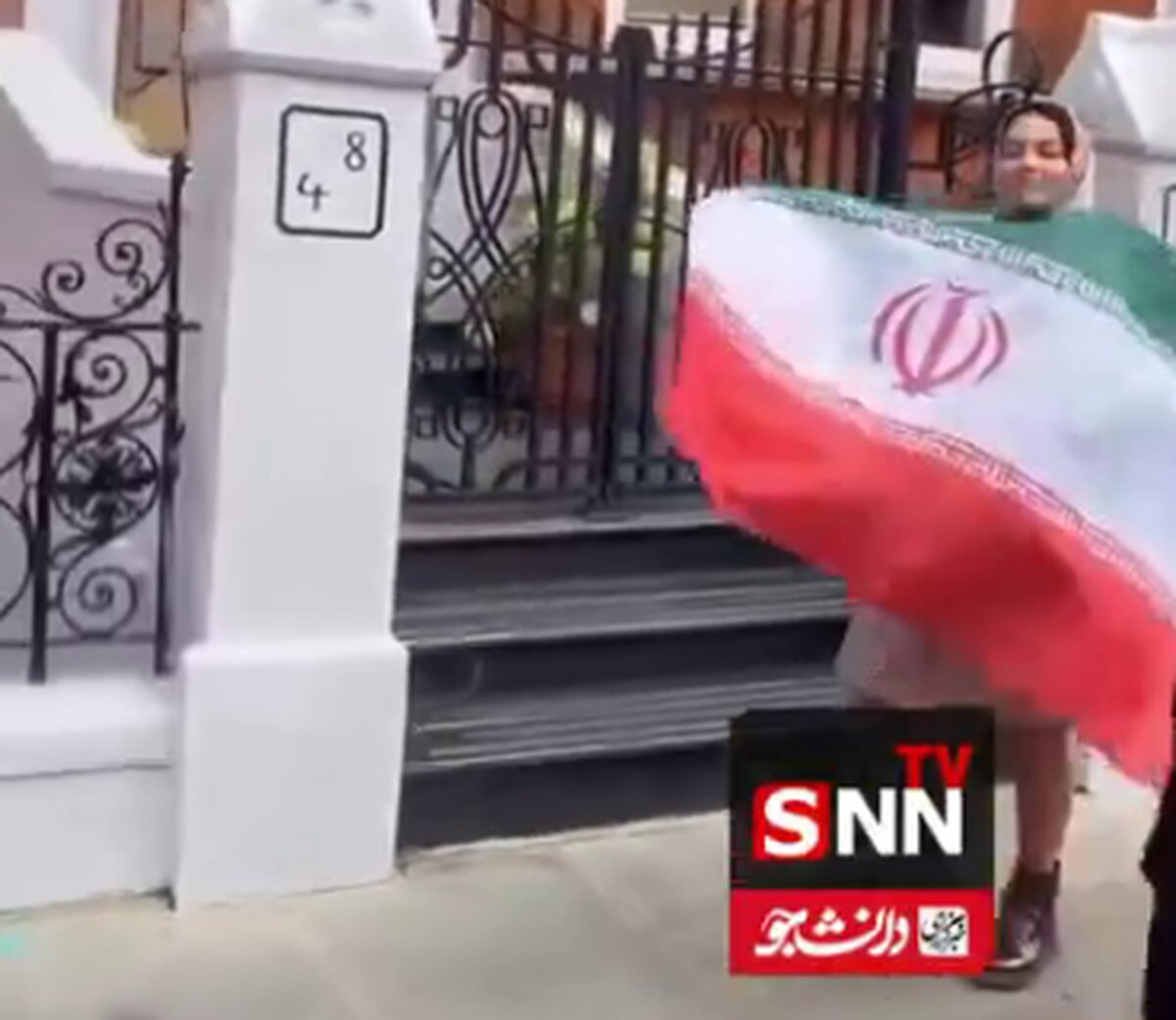 توحش سلطنت طلبان خارج نشین علیه یک خانوم وطن پرست! + فیلم