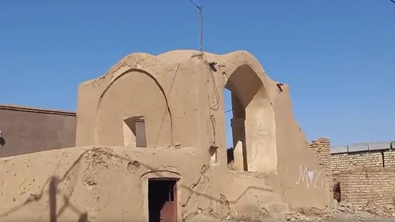 گلایه گردشگران از برخی مساجد فرسوده در آران و بیدگل + فیلم