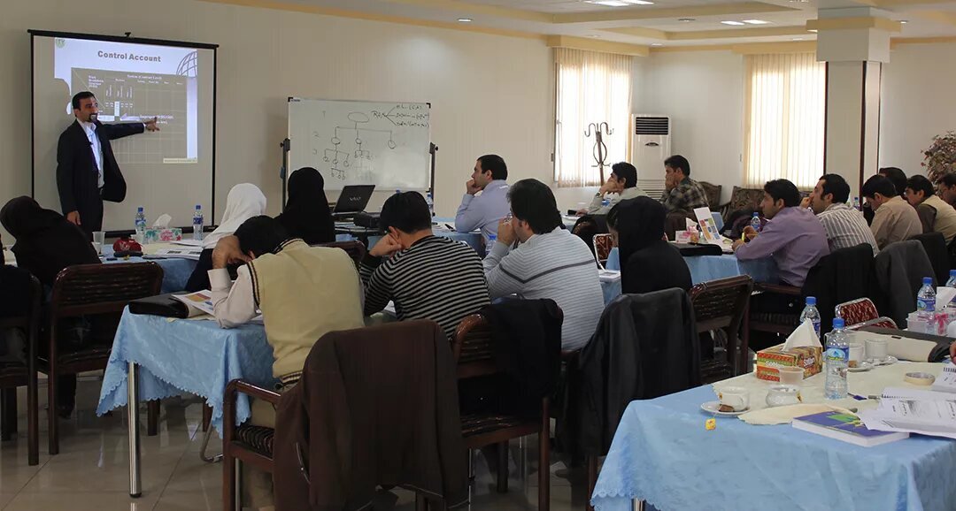کلید طلایی ورود به دنیای مدیریت پروژه: چرا مدرک PMP مسیر شغلی شما را متحول میکند؟