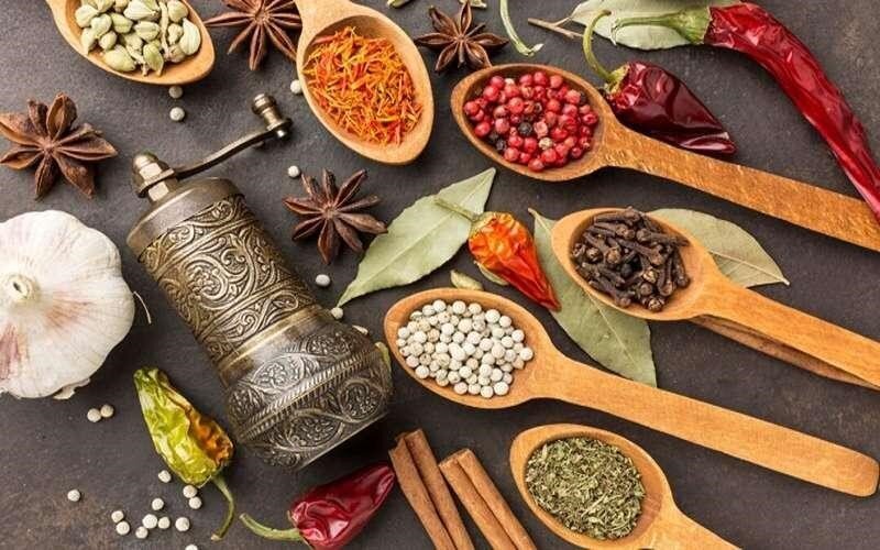مزاج شما سرد است یا گرم؟ چطور تشخیص دهیم؟ | عوارض جبران ناپذیر مصرف خودسرانه ادویه جات