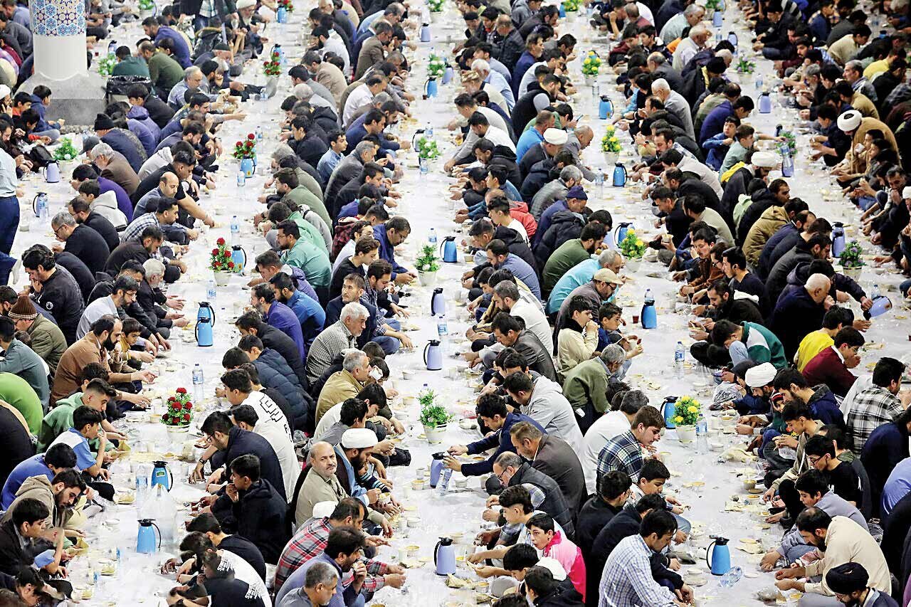 سفرههای افطاری در حرمین شریفین و محلههای تهران